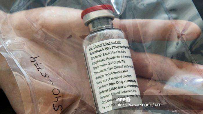 Satu botol obat Remdesivir terletak saat konferensi pers tentang dimulainya penelitian obat Ebola Remdesivir pada pasien yang sakit parah di Rumah Sakit Universitas Eppendorf (UKE) di Hamburg, Jerman utara pada 8 April 2020