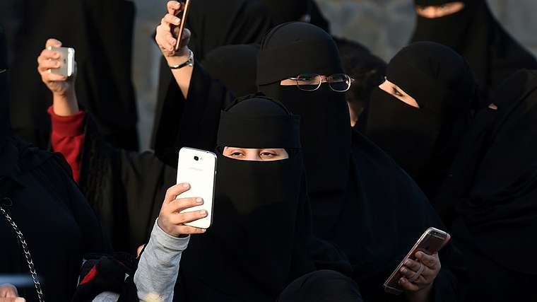 Perempuan Saudi dikenakan berbagai macam peraturan yang menguntungkan kaum pria.
