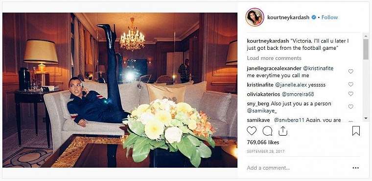 Kourtney Kardashian melakukan pose angkat kaki. (Instagram/@kourtneykardash)