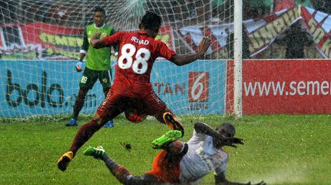 Pemain Semen Padang FC, Irsyad Maulana (atas) melompat dihadang pemain Perseru Serui, Yesaya Nickhanor. ANTARA FOTO/Iggoy el Fitra