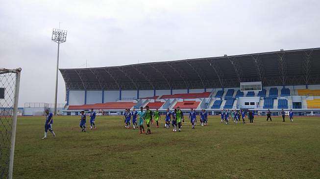 Pemain Persib usai melakoni latihan perdana di lapangan Arcamanik, Bandung, Jawa Barat, Senin (14/1/2019). [Aminuddin]