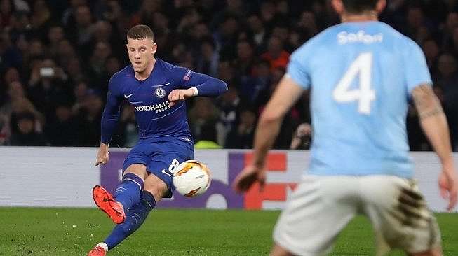 Gelandang Chelsea Ross Barkley mencetak gol kedua timnya ke gawang Malmo lewat tendangan bebasnya pada laga Liga Europa di Stamford Bridge. Daniel LEAL-OLIVAS / AFP