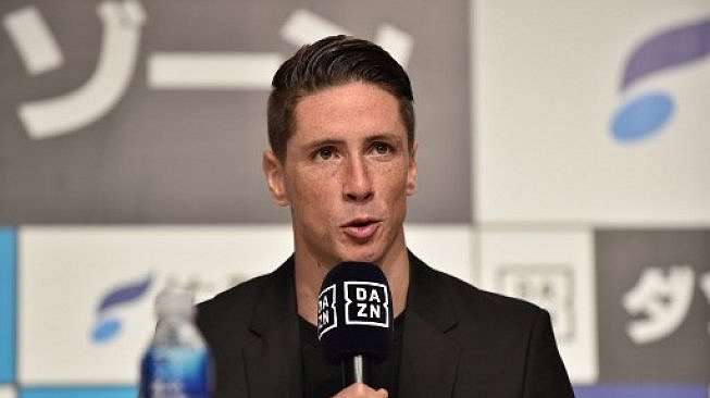 Fernando Torres saat melakukan konferensi pers terkait keputusannya pensiun. (KAZUHIRO NOGI / AFP)