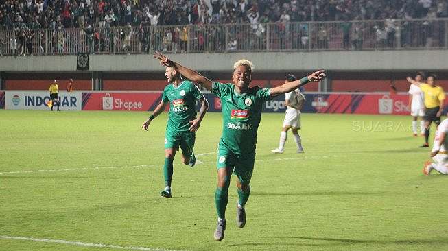 Selebrasi striker PSS Sleman, Kushedya Hari Yudo, usai mencetak gol ke gawang PSM Makassar. (Irwan Febri Rialdi).