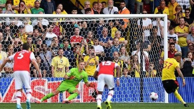 Gelandang Watford Roberto Pereyra (kanan) mencetak gol ke gawang Arsenal dari titik penalti di Vicarage Road Stadium.Ben STANSALL / AFP