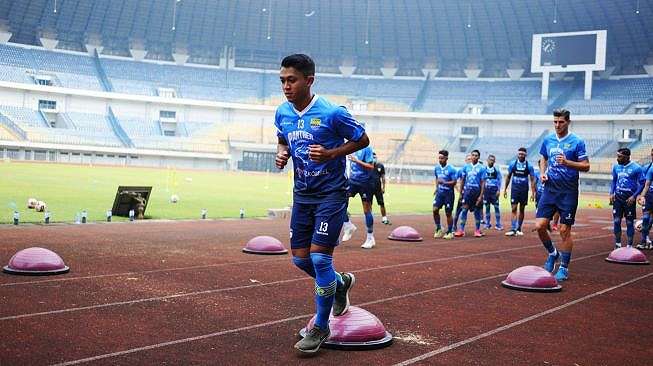 Winger Persib Bandung, Febri Hariyadi menjalani latihan bersama rekan-rekannya di Stadion GBLA, Bandung, Selasa (18/8/2020). [dok. Persib]