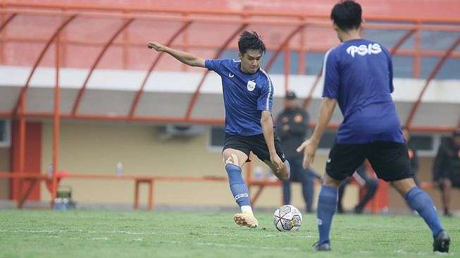 Pemain PSIS Semarang Septian David Maulana saat mengikuti laga uji coba melawan Nusantara United. [Dok PSIS]