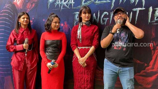 Sutradara Rako Prijanto bersama cast Para Betina Pengikut Iblis di kawasan Duren Tiga, Jakarta (27/1/2023). [Adiyoga Priyambodo]