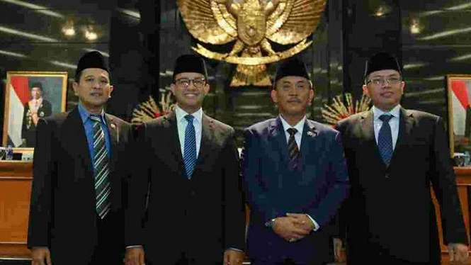 Gubernur Anies Baswedan (kedua kiri) bersama pimpinan DPRD DKI Jakarta.