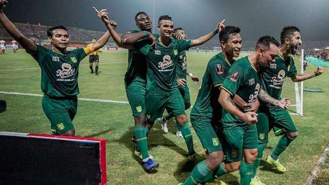 Para pemain Persebaya Surabaya merayakan gol