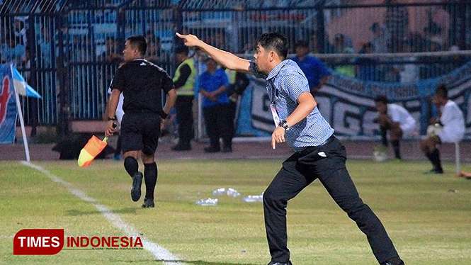 Pelatih Persela, Nil Maizar memberikan arahan kepada pemain, dalam laga kontra Semen Padang pada pekan terakhir Liga 1 2019 beberapa waktu lalu. (FOTO: MFA Rohmatillah/ TIMES Indonesia)