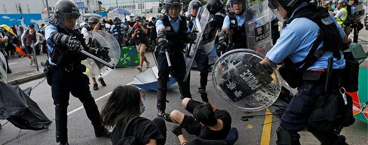 Unjuk rasa di Hong Kong: Demonstran menerobos masuk ke gedung parlemen